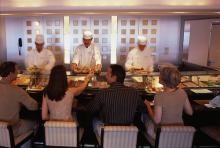 Crystal Serenity – Restaurante Silk Road, Sushi Bar y Prego Comensales pidiendo en la barra del Sushi Bar