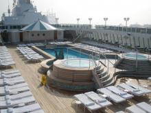 Foto de la piscina y dos jacuzzis del Crystal Serenity