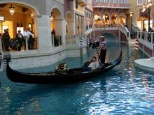 Imagen de una gondola navegando por los canales de Venecia