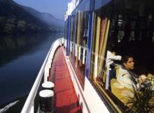 Imagen de una embarcación que navega por el Rin
