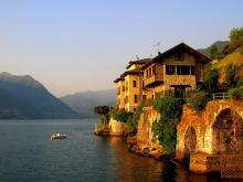 Foto de un acantilado del Lago Como