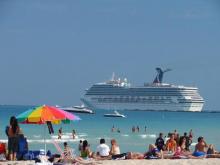 Imagen de un crucero frente a una playa del mar caribe