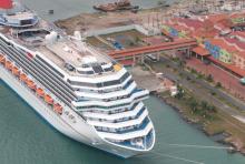 IMagen de un crucero anclado en el puerto de Panama