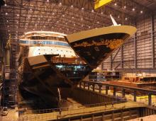 Imagen del Disney Dream dentro de los astilleros de Meyer Werft