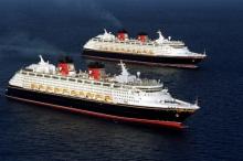 Imagen de dos buques de Disney Cruises
