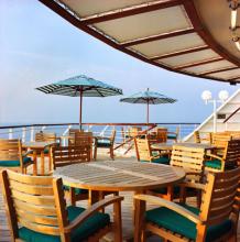 ¿Donde desayunar en el Crystal Serenity? Imagen del Lido Café y sus peculiares toldos