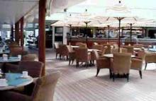 ¿Donde desayunar en el Crystal Serenity? Foto de las mesitas del Trident Bar