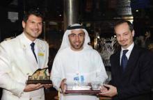 Dubai da la bienvenida al Costa Atlántica jeque entrega placa al capitan del Costa Atlantic