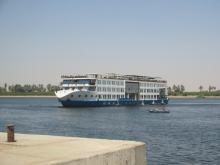 Foto de una motonave navegando por el Nilo