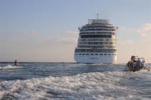 Fotografía del Aidabella y un esquiador acuático