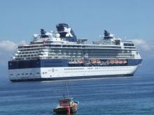 Imagen del Celebrity Infinity navegando por las aguas