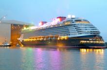 El Disney Dream partiendo de los astilleros de Meyer Werft