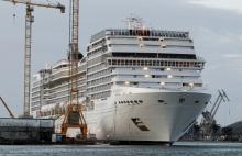 Imagen de la proa del barco ya pintada de blanco