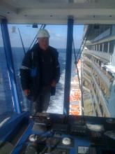 Foto de uno de los ingenieroes del barco