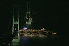 Paso del Oasis of the seas por un puente