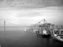 Imagen del puerto de Lisboa en blanco y negro