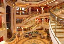 El Ruby y Emerald Princess – Dos cruceros de mucho lujo Imagen del hall principal del Emerald Princess