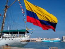 El buque escuela ARC Gloria zarpa hacía el resto de Sudamérica Foto de la bandera colombiana en la popa del velero Gloria