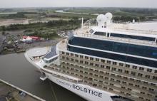 La compañía de cruceros Celebrity Cruises anunció en el día de hoy que uno de sus buques el Celebrity Solstice realizará itinerarios por Oceanía, concretamente por Australia y Nueva Zelanda a partir del próximo invierno de 2012 y 2013. En la actualidad únicamente el Celebrity Century opera por la zona del pacífico sur, por lo que la llegada la próxima temporada del Celebrity Solstice supondrá un notable crecimiento en la zona. Foto del Celebrity CRuises desde arriba