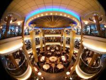 El gigantesco Explorer of the seas El espectacular hall principal del Explorer of the seas