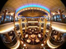 El espectacular hall principal del Explorer of the seas