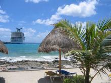 Imagen de un buque frente a la orilla de una playa caribeña