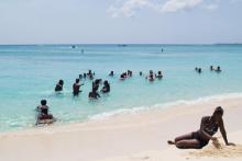 Foto de bañistas en el mar caribe