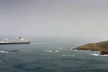 Imagen del Queen Victoria frente a la torre de Hercules