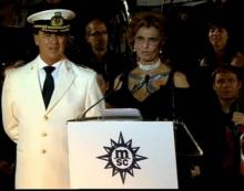 Sofia Loren junto a un comandante del barco