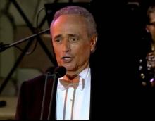 Jose Carreras cantando sobre el escenario