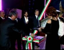 Sofia Loren cortando la bandera para inaugurar el acto