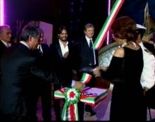 Inauguración del MSC SPlendida Sofia Loren cortando la bandera para inaugurar el acto
