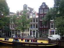 las típicas casitas estrechas de Amsterdam