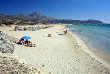 Imagen de una playa de Creta, con sus aguas de color turquesa