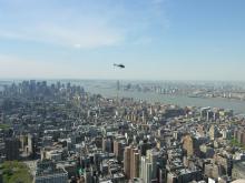 Imagen de un helicóptero sobrevolando Nueva York