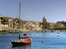 Imagen de un velero en la costa de Malta