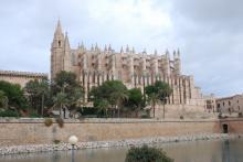 Fin de año en Ibiza, pero dentro de un barco La catedral de Palma