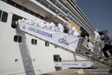 Foto de miembros del gobierno de Dubai subiendo al barco