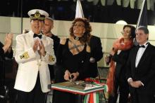 Imagen del capitan y Sophia Loren antes de cortar la cinta