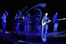 Imagen de la actuacion de Eros Ramazzotti