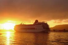 Imagen del buque Grand Mistral en un atardecer