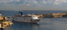 Imagen de un buque de Iberocruceros entrando al puerto de Malta