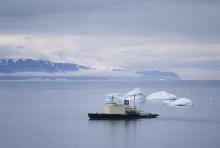 Foto del buque Klebnikov por aguas de la antártida