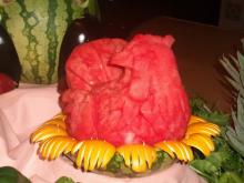 La creativa cocina de los cruceros Imagen de una gallina esculpida en una sandía