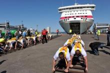 20 estonios remolcando una nave crucero