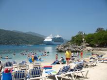 Foto de un buque de la Royal Caribbean arribando a la costa de haití