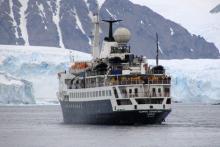 Foto de un barco navegando por la Antártida