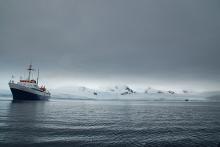 Foto de un barco que navega por aguas de la Antartida