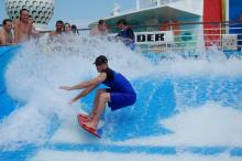 Las multiples opciones deportivas del Independence of the seas Foto de la pista de surf del Independence of the seas
