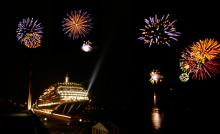 Los barcos se transforman para Navidades Imagen de uno de los buques en los fuegos artifiiales de fin de año
